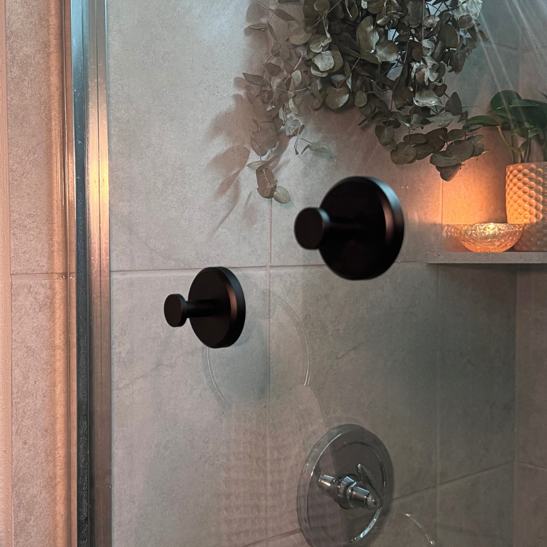 Ultra-adhézivný háčik na prísavku, opakovane umiestniteľný podľa potreby