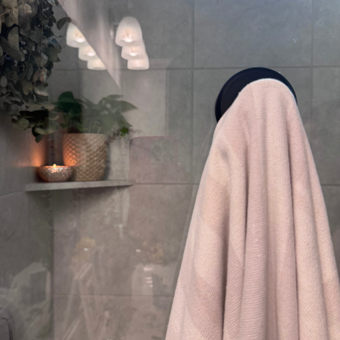 Ultra-adhézivný háčik na prísavku, opakovane umiestniteľný podľa potreby